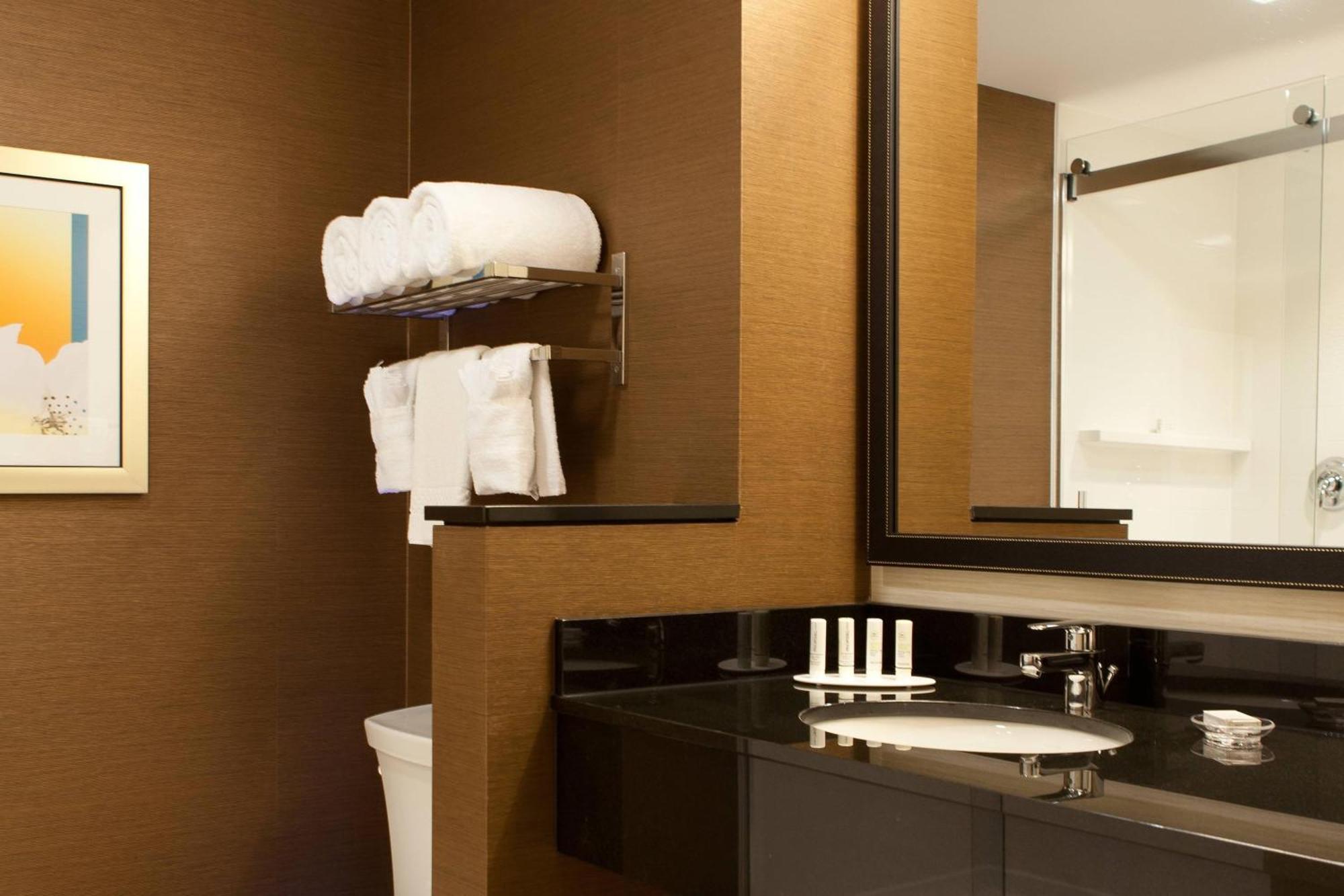 Fairfield Inn & Suites By Marriott Lethbridge Bagian luar foto